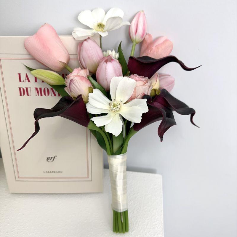 Tulip calla lily bridal hand bouquet to follow the simulation bouquets